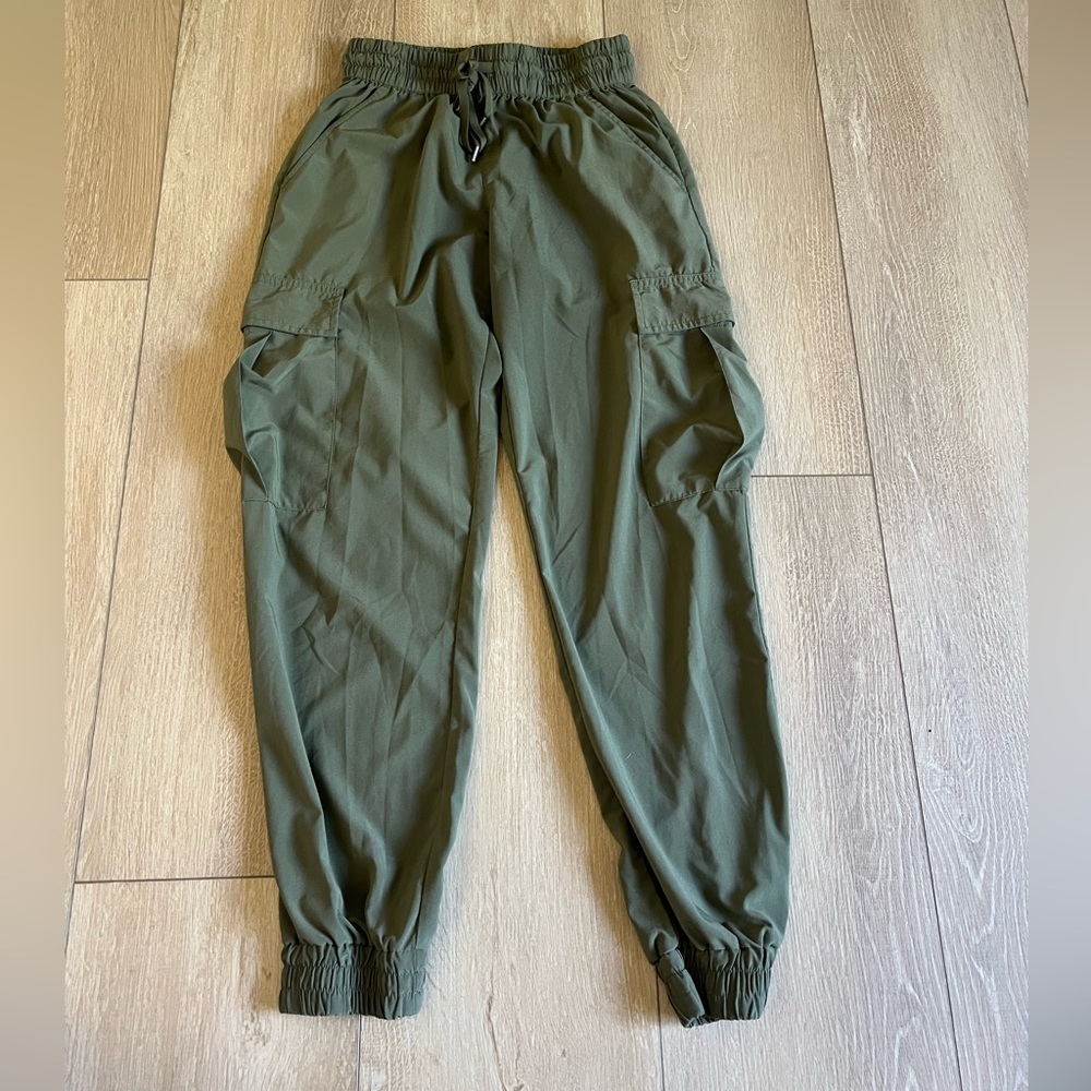 Aritzia TNA Olive Green Cargo Jogger Pants Size S